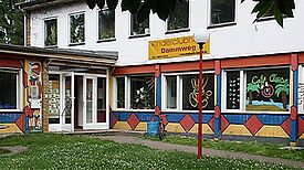 Eine Außenansicht des Kinderclubhaus Dammweg