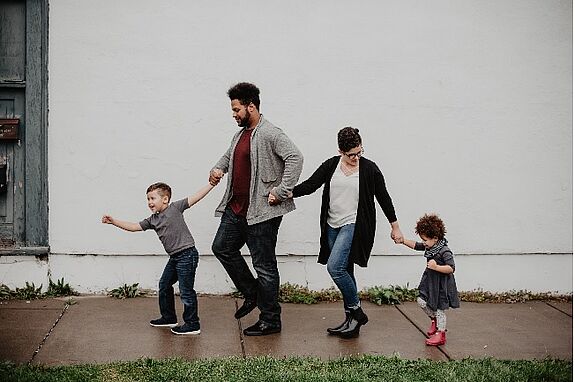 Das neue Projekt des Quartiersmanagement Moabit-Ost „Kreative Familienbewegung“ ist ein Turn- und Bewegungsangebot für die ganze Familie. (Bild: Emma Bauso/Pexels)