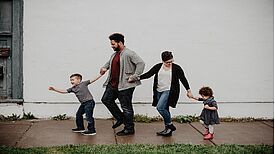 Das neue Projekt des Quartiersmanagement Moabit-Ost „Kreative Familienbewegung“ ist ein Turn- und Bewegungsangebot für die ganze Familie. (Bild: Emma Bauso/Pexels)
