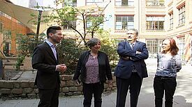 Senatorin Katrin Lompscher und Ralf Wieland, Präsident des Abgeordnetenhauses, bei der  Führung über das Gelände Fabrik Osloer Straße. Bild: D. Hensel