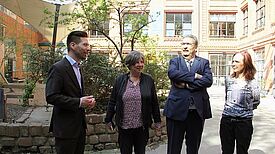 Senatorin Katrin Lompscher und Ralf Wieland, Präsident des Abgeordnetenhauses, bei der  Führung über das Gelände Fabrik Osloer Straße. Bild: D. Hensel