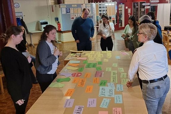 Die Teilnehmenden genossen zunächst eine gemeinsame Mahlzeit am Suppentisch, der später zur Ideen-Sammlung diente. (Bild: RESTLOS GLÜCKLICH e.V.)