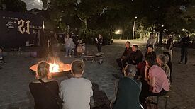 Die Anwesenden versammelten sich an dem lauen Abend rund ums Lagerfeuer und informierten sich über das ehrenamtliche Beteiligung im Stadtteil. (Bild: Gerald Backhaus)