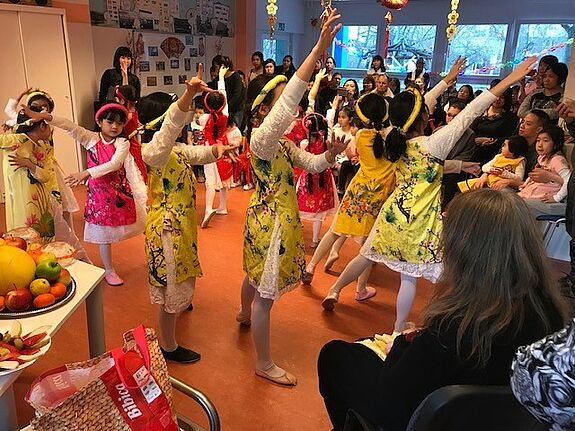 Kinder zeigten vietnamesische Tänze in farbenprächtigen Kostümen. Bild: Dao Tran Thi
