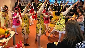 Kinder zeigten vietnamesische Tänze in farbenprächtigen Kostümen. Bild: Dao Tran Thi