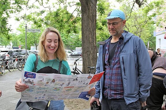 Bezirksstadträtin Almut Neumann schaute sich mit Johannes Hayner vom Projektträger georg + georg den neuen Fahrradplan für den Pankekiez an. (Bild: Dominique Hensel)