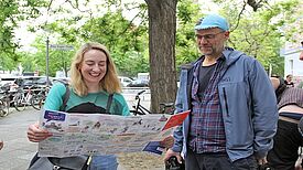 Bezirksstadträtin Almut Neumann schaute sich mit Johannes Hayner vom Projektträger georg + georg den neuen Fahrradplan für den Pankekiez an. (Bild: Dominique Hensel)