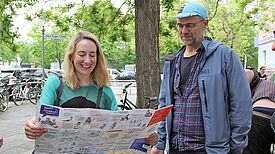 Bezirksstadträtin Almut Neumann schaute sich mit Johannes Hayner vom Projektträger georg + georg den neuen Fahrradplan für den Pankekiez an. (Bild: Dominique Hensel)