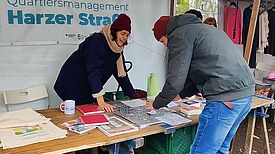 Quartiersmanagerin Sarah Al-Alawi tauschte sich am Stand des QMs Harzer Straße mit den Besuchenden aus. (Bild: Birgit Leiß)