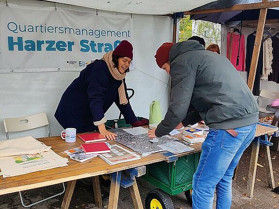 Quartiersmanagerin Sarah Al-Alawi tauschte sich am Stand des QMs Harzer Straße mit den Besuchenden aus. (Bild: Birgit Leiß)