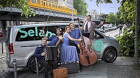 Das Ensemble des interkulturellen Projekts der Komischen Oper Berlin. Bild: Komische Oper Berlin © Robert Recker