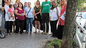 Nach getaner Arbeit: Die Baumscheibengärtnerinnen und -gärtner Foto: QM Flughafenstraße.