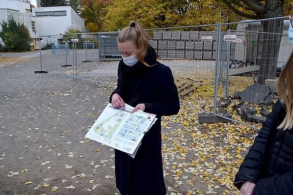 Bei einem Rundgang erklärte Netzwerkkoordinatorin Anna Stuhlmacher die Pläne für den Campus. Bild: QM Gropiusstadt Nord