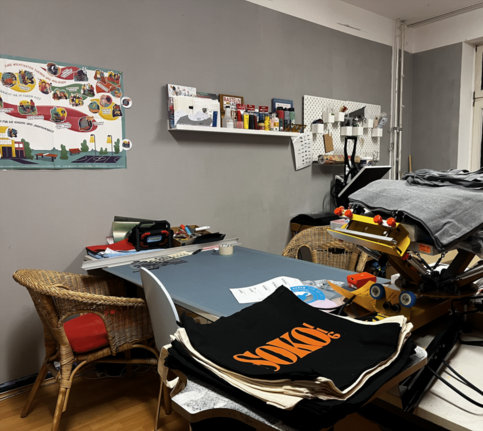 Das Bild zeigt einen Näharbeitsplatz im Jugendclub SoKo 116.
