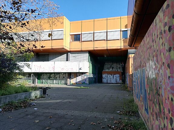 Das war einst der Haupteingang des Diesterweg-Gymnasiums. Foto: Dominique Hensel