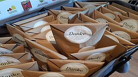 Pakete, die „Danke“ sagen: (Foto: QM Dammwegsiedlung/Weiße Siedlung W+P GmbH)