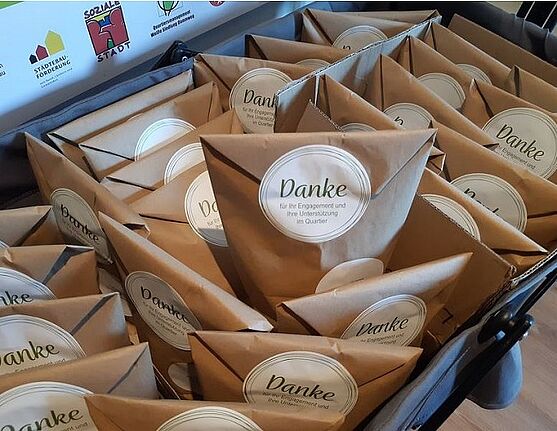 Pakete, die „Danke“ sagen: (Foto: QM Dammwegsiedlung/Weiße Siedlung W+P GmbH)