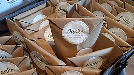 Pakete, die „Danke“ sagen: (Foto: QM Dammwegsiedlung/Weiße Siedlung W+P GmbH)