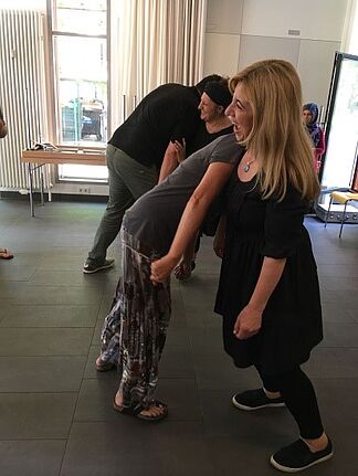Die Teilnehmenden in Aktion. Bild: Pinar Boga; Quartiersmanagement Düttmann Siedlung.