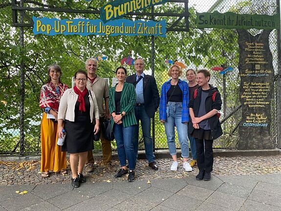 Staatssekretärin Ülker Radziwill, zweite von links, besuchte unter anderem den Pop-Up-Treff „JuPoint“ im QM-Gebiet Brunnenstraße. (Bild: Frank Albers)