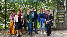 Staatssekretärin Ülker Radziwill, zweite von links, besuchte unter anderem den Pop-Up-Treff „JuPoint“ im QM-Gebiet Brunnenstraße. (Bild: Frank Albers)