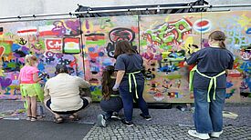 Beim Sommerfest im QM-Gebiet Alte Hellersdorfer Straße gab es verschiedene Mitmachaktionen, zum Beispiel eine mobile Graffiti-Wand. (Bild: QM Alte Hellersdorfer Straße)