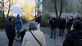 Zum Weltwassertagsspaziergang sprach Agrarökonom Dr. Hermann Wollner über Regenwasser und Bäume im Quartier. (Bild: Julian Krischan)