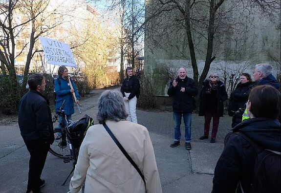 Zum Weltwassertagsspaziergang sprach Agrarökonom Dr. Hermann Wollner über Regenwasser und Bäume im Quartier. (Bild: Julian Krischan)