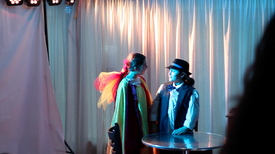 Das Theaterstück „Geld und Geister“ auf der Bühne des Treffpunkts „Kaffeeklatsch“. Fotos: Felix Zohlen