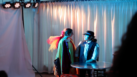Das Theaterstück „Geld und Geister“ auf der Bühne des Treffpunkts „Kaffeeklatsch“. Fotos: Felix Zohlen