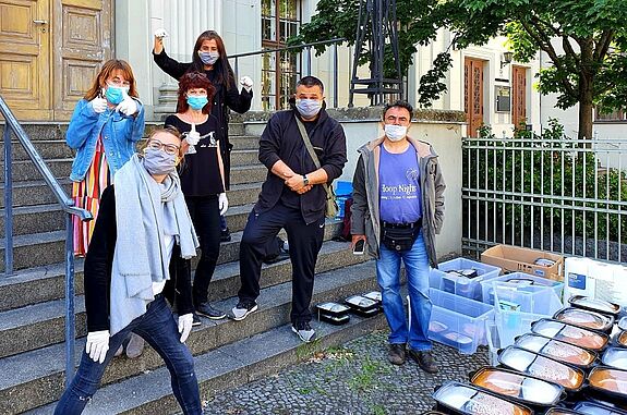 Die Helferinnen und Helfer sind bereit für die Essensausgabe. Bild: SmArt StadtMuster art.e.m Berlin GbR