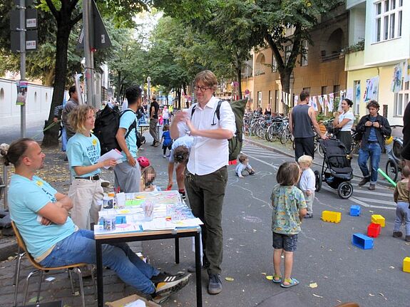 Während die Kinder die Straße im QM-Gebiet Donaustraße-Nord zum Spielen nutzten, kamen die Erwachsenen miteinander ins Gespräch. (Bild: Jens Sethmann)