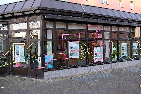 Eine Ausstellung im Mehrgenerationenhaus Buntes Haus zeigt die Arbeit des Quartiersmanagements in den verschiedenen Bereichen. Bild: QM Hellersdorfer Promenade