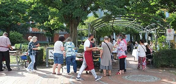 Die Nachbarschaft im QM-Gebiet Sonnenallee Süd/High-Deck-Siedlung kam beim Sommerfest in der Voliére zusammen, um gemeinsam zu grillen und den sonnigen Nachmittag zu genießen. (Bild: H. Heiland)