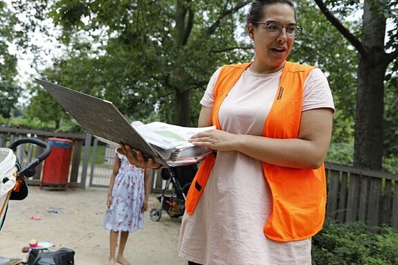 In dem großen Ordner sind die wichtigsten lokalen Angebote für Eltern und Kinder gebündelt enthalten. (Bild: Conrad Kirchner / Robert Bross)