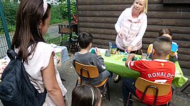 Agnes Borowski nimmt sich viel Zeit für die Kinder und gestaltet mit ihnen eine schönere Umgebung. (Bild: Julian Krischan)