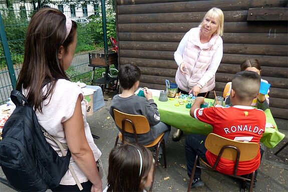 Agnes Borowski nimmt sich viel Zeit für die Kinder und gestaltet mit ihnen eine schönere Umgebung. (Bild: Julian Krischan)