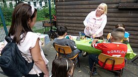 Agnes Borowski nimmt sich viel Zeit für die Kinder und gestaltet mit ihnen eine schönere Umgebung. (Bild: Julian Krischan)