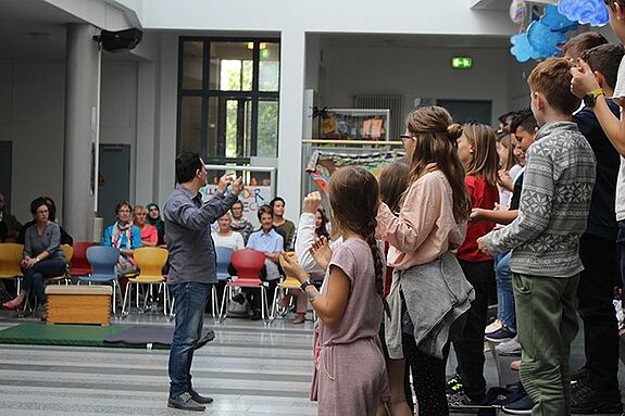 Der Regenbogen-Schulchor sorgte für die musikalische Unterhaltung. Bild: M. Hühn