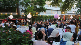 Das Fastenbrechen im Kiez um den Mehringplatz. Bild: M. Hühn.