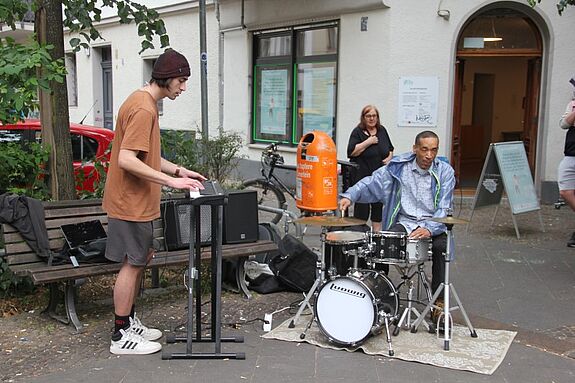 Für die musikalische Begleitung sorgten Eric Vaughn, ein Nachbar aus der Wittstocker Straße, und sein Bandkollege Satchel Fisher aus Massachusetts. (Bild: Kerstin Heinze)