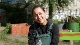 Larissa vom Gemeinschaftsgarten Karma Kultur. Standbild aus dem Film „10 Jahre QM Ganghofer Straße“ von Benjamin Riehm