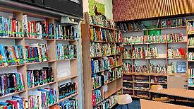 Die Bibliothek in der Karlsgarten-Grundschule ist eine Oase der Ruhe. 2.500 Bücher gibt es hier, für unterschiedliche Niveaus und aus verschiedenen Bereichen. (Bild: Birgit Leiß)