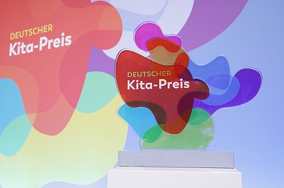 Der Deutsche Kitapreis wird seit 2018 jährlich an Kitas und Bildungsbündnissen verliehen. Bild: DKJS / Sebastian Gabsch  