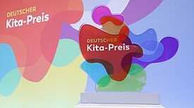 Der Deutsche Kitapreis wird seit 2018 jährlich an Kitas und Bildungsbündnissen verliehen. Bild: DKJS / Sebastian Gabsch  