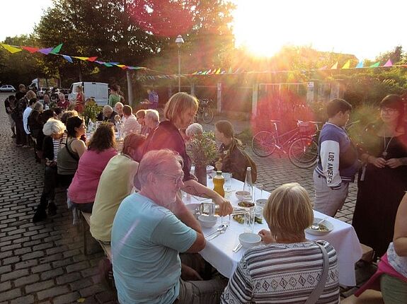 Mehr als 50 Menschen wurden an dem langen Tisch mitten auf der abgesperrten Brockenstraße satt. (Bildquelle: Jens Sethmann)