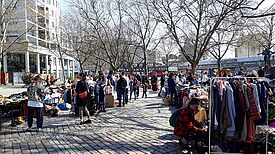 Spielsachen, Kleidung, Schallplatten und vieles mehr gingen beim ersten Tausch- und Flohmarkt des Jahres auf dem Nettelbeckplatz über die Tische. (Bild: QM Pankstraße)