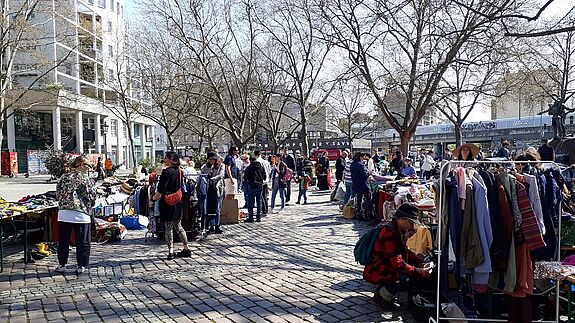 Spielsachen, Kleidung, Schallplatten und vieles mehr gingen beim ersten Tausch- und Flohmarkt des Jahres auf dem Nettelbeckplatz über die Tische. (Bild: QM Pankstraße)