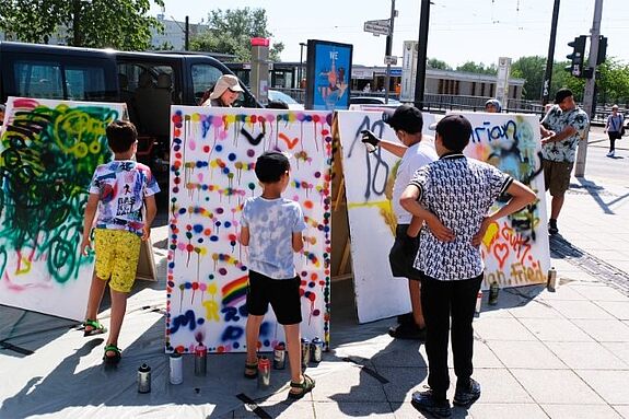 Die jungen Besucherinnen und Besucher konnten sich auch künstlerisch austoben. (Bild: Julian Krischan)