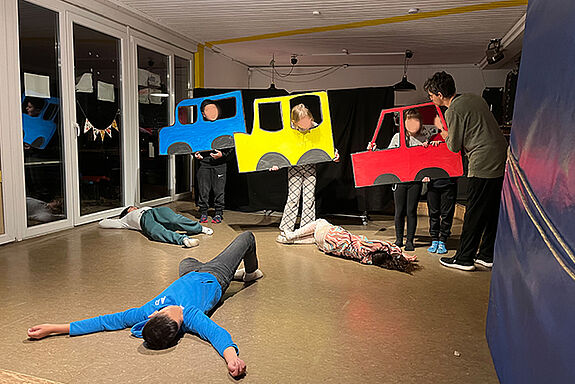 Im Rahmen des Theater-Workshops mit Lorenzo Pennacchietti vom „lunaelaltro-Theater“ entwickelten die Kinder verschiedene Szenen. (Bild: QM Germaniagarten) 